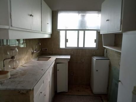 Casa De Altos Con Apto De Un Dormitorio, Estufa A Leña Y Balcón.