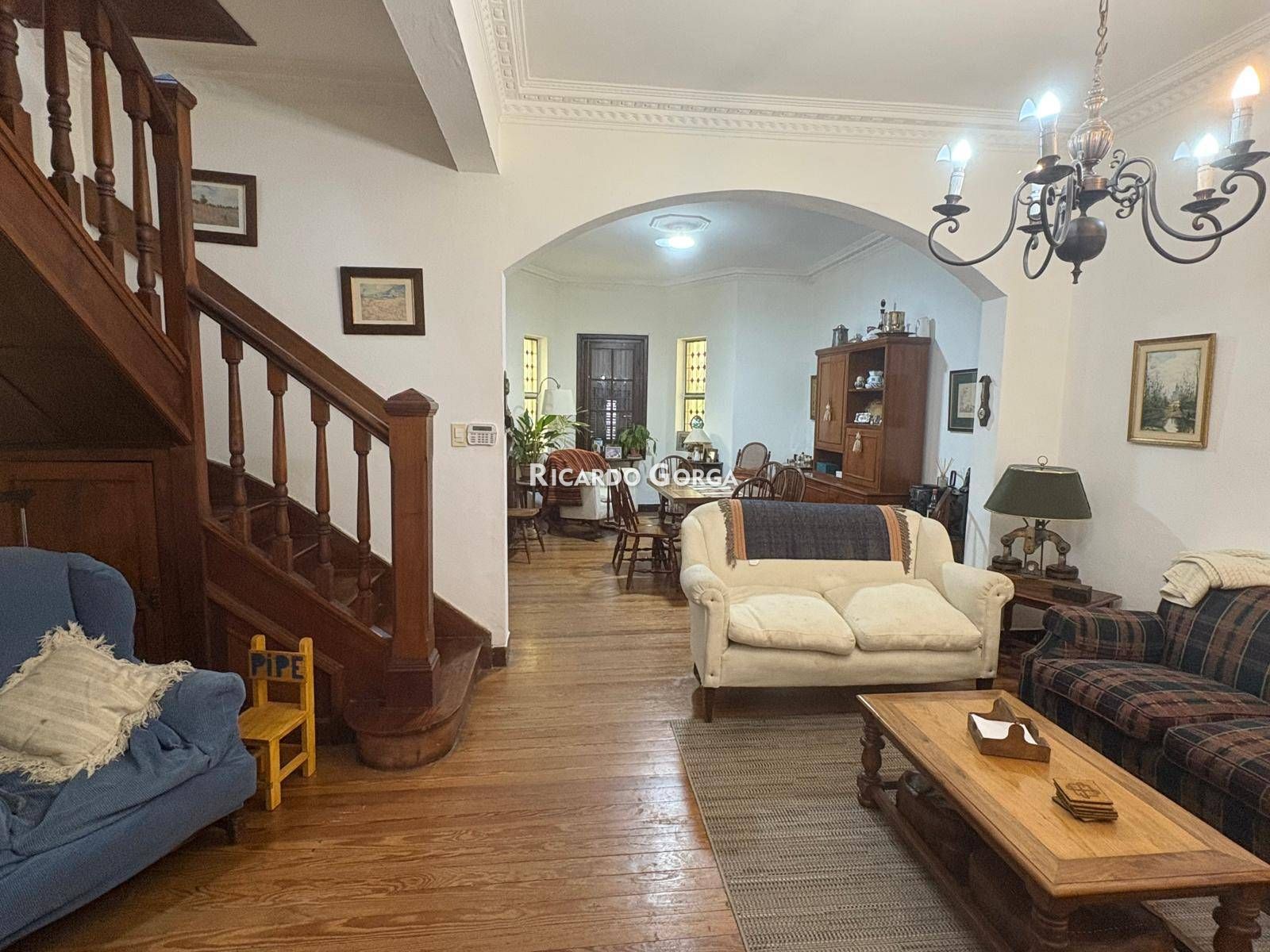 Casa en venta 4 dormitorios, fondo, piscina, cocheras en Atahualpa