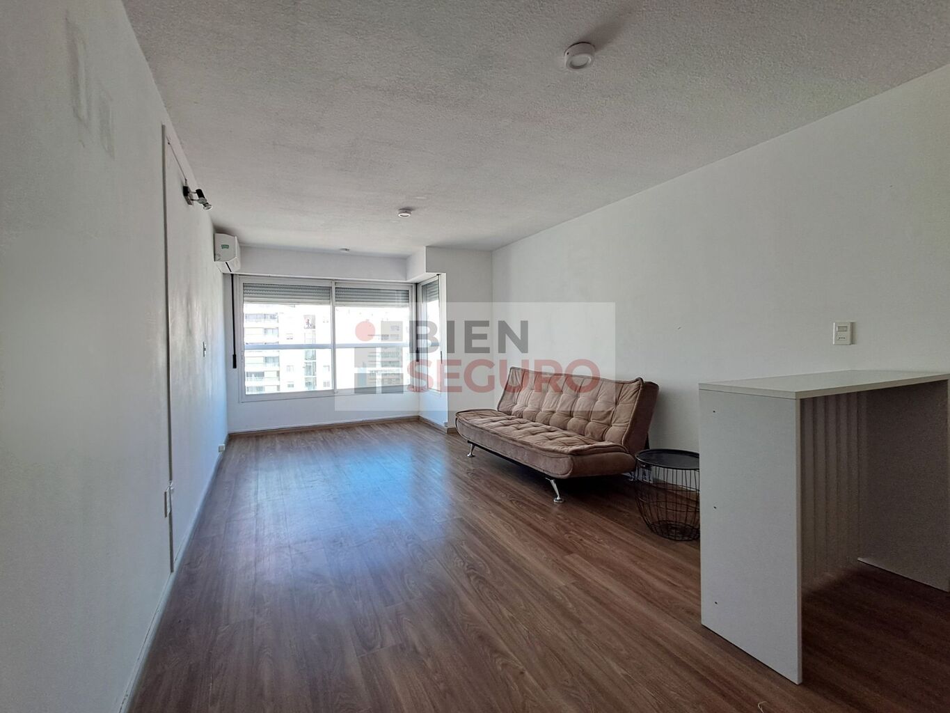 Cómodo monoambiente en alquiler en Pocitos. Apto para vivienda u oficina.