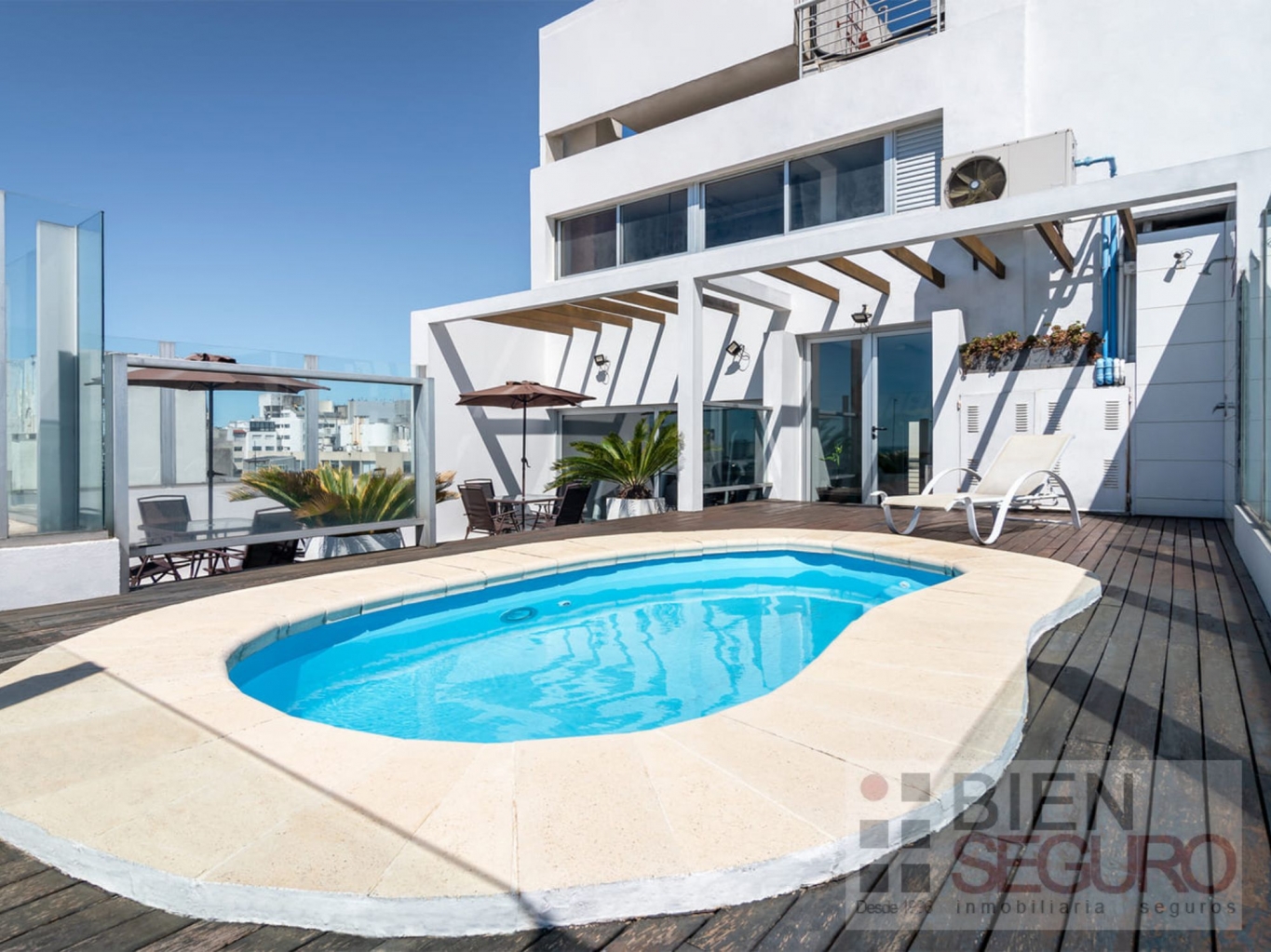 Apartamento monoambiente en alquiler en Pocitos. Edificio con piscina y otros  amenities