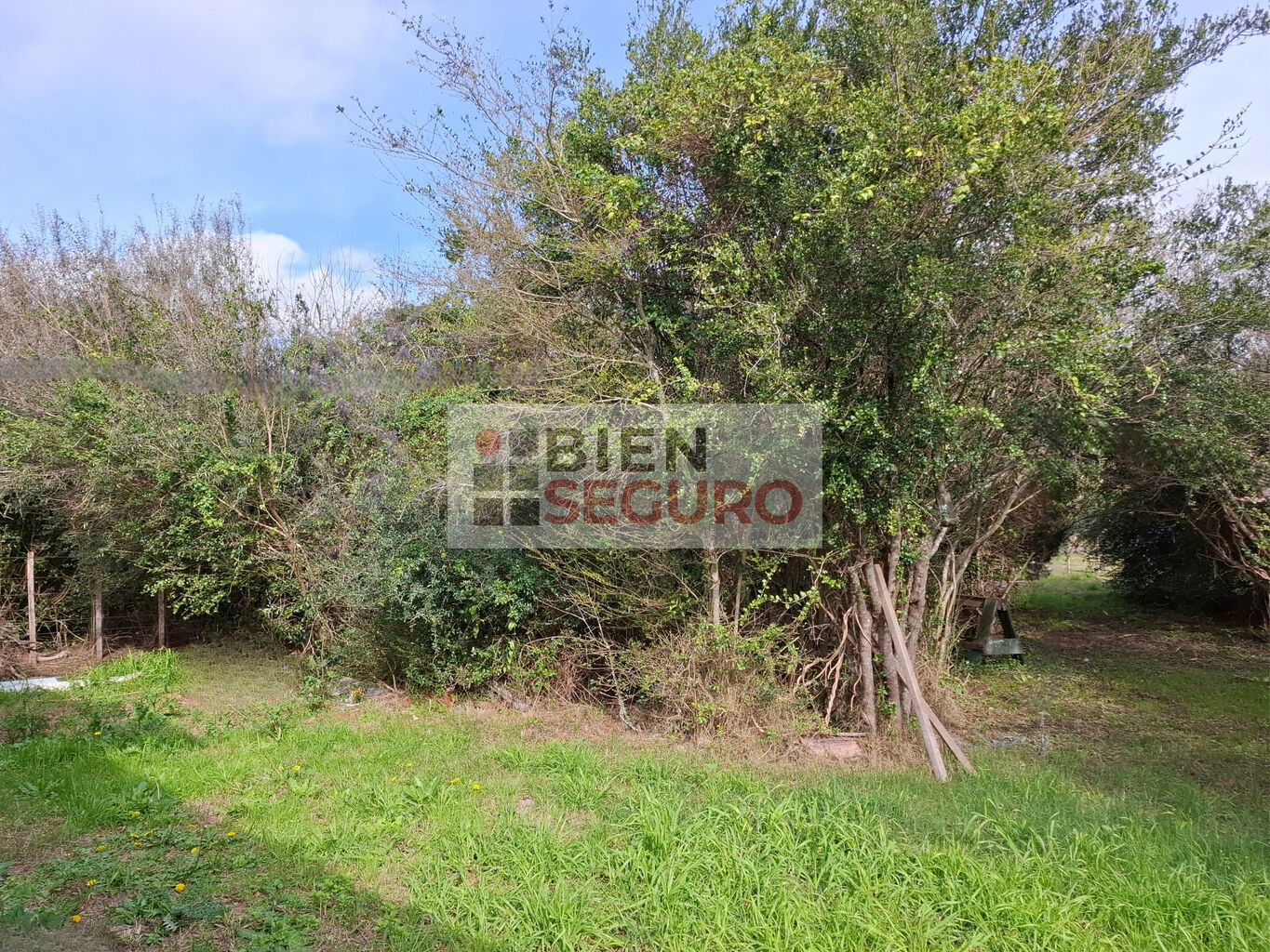 Sólida casa con gran terreno de 1.200 m², en venta en Las Brujas, próximo al río Santa Lucia