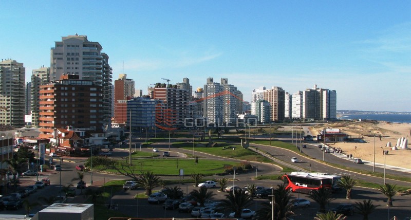 Apartamento en venta y alquiler anual Punta Del Este, en Gorlero, cerca de la playa brava y Terminal