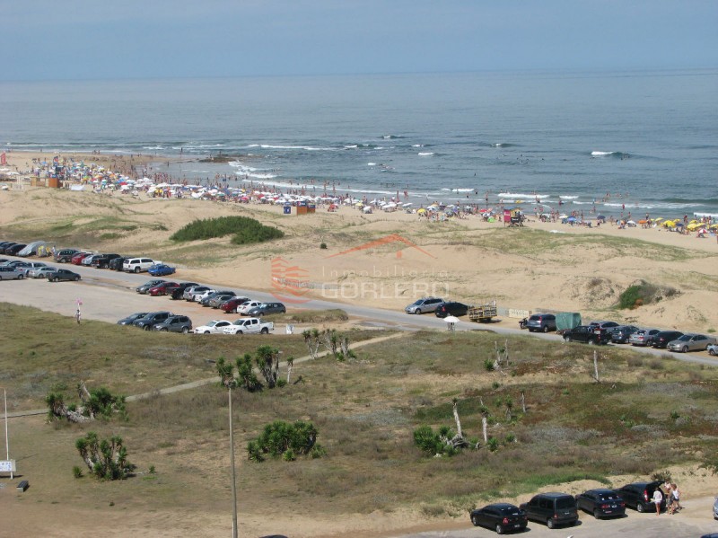 Apartamento en venta y alquiler  en Punta del Este, frente a playa Brava · Foto 8