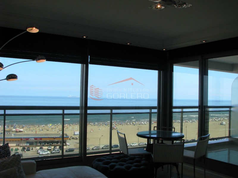 Apartamento en venta y alquiler  en Punta del Este, frente a playa Brava · Foto 1