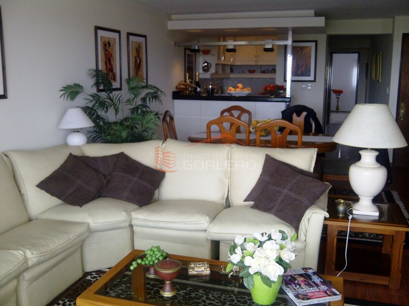 Venta y alquiler de apartamento en zona de playa Mansa *3 dormitorios · Foto 1