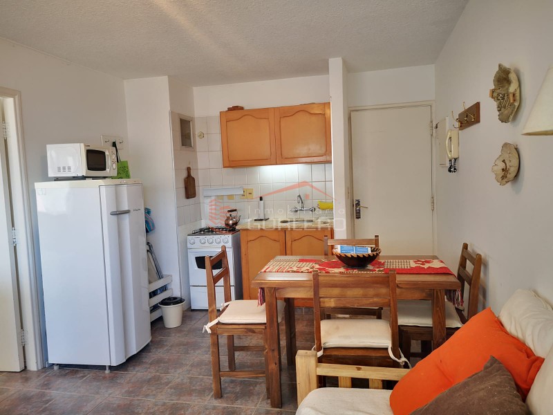 Venta y Alquiler Apartamento en Punta del Este, Península, 1 dormitorio a 1 cuadra de la playa brava y mansa. A una cuadra de la terminal. · Foto 4