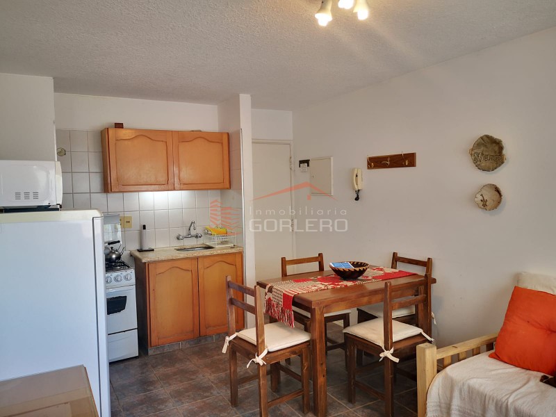 Venta y Alquiler Apartamento en Punta del Este, Península, 1 dormitorio a 1 cuadra de la playa brava y mansa. A una cuadra de la terminal. · Foto 6