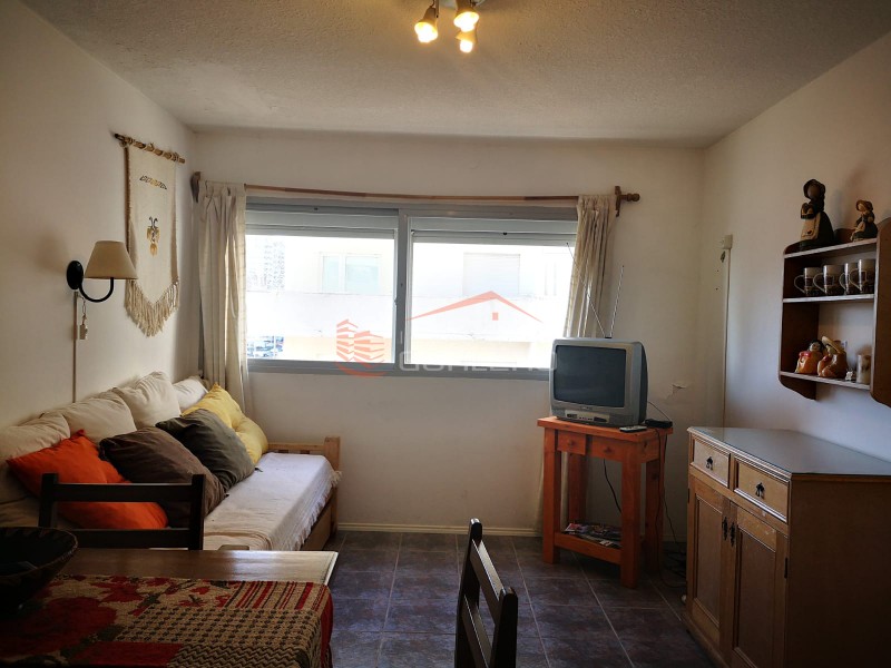 Venta y Alquiler Apartamento en Punta del Este, Península, 1 dormitorio a 1 cuadra de la playa brava y mansa. A una cuadra de la terminal. · Foto 3