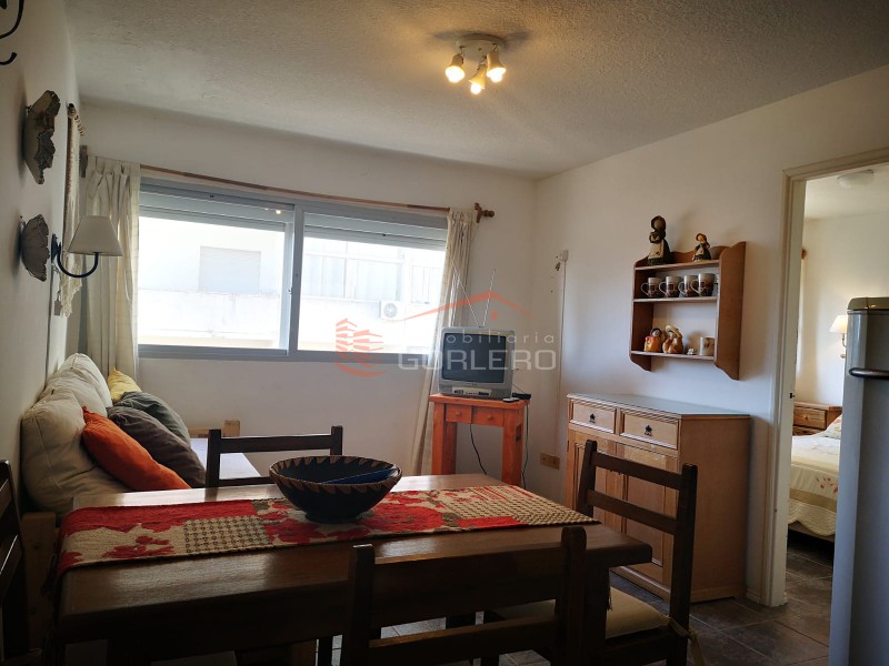 Venta y Alquiler Apartamento en Punta del Este, Península, 1 dormitorio a 1 cuadra de la playa brava y mansa. A una cuadra de la terminal.