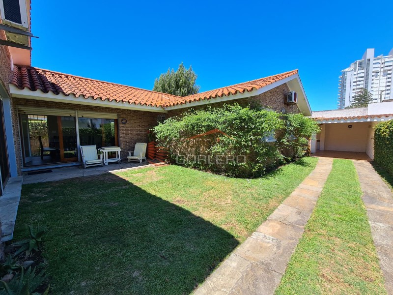 Casa en venta y alquiler en Mansa, muy bien ubicada, 4 dormitorios. · Foto 1