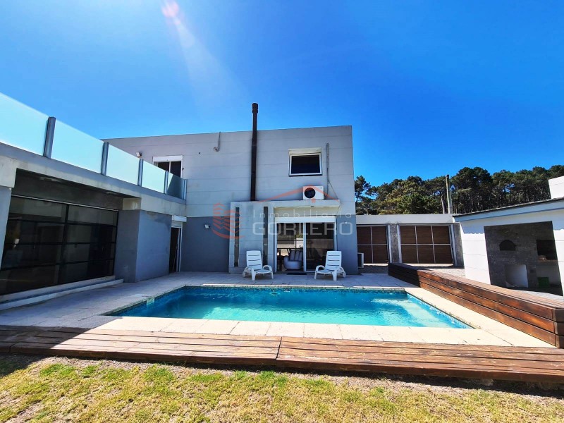 Casa en venta y Alquiler en Punta del Este, Brava a 2 cuadras del mar, moderna, minimalista, con piscina · Foto 1