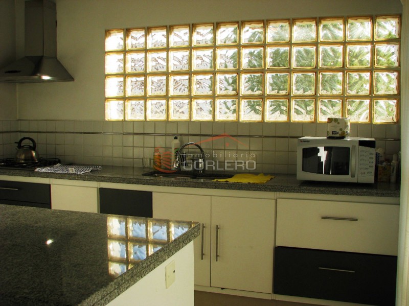 Casa en venta y Alquiler en Punta del Este, Brava a 2 cuadras del mar, moderna, minimalista, con piscina · Foto 7