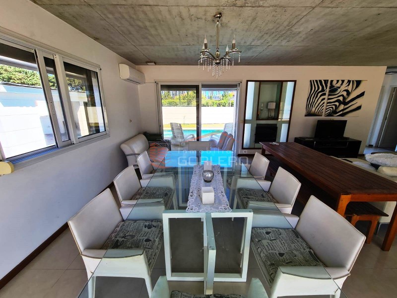 Casa en venta y Alquiler en Punta del Este, Brava a 2 cuadras del mar, moderna, minimalista, con piscina · Foto 4