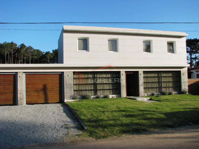 Casa en venta y Alquiler en Punta del Este, Brava a 2 cuadras del mar, moderna, minimalista, con piscina · Foto 3