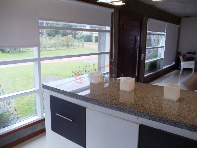 Casa en venta y Alquiler en Punta del Este, Brava a 2 cuadras del mar, moderna, minimalista, con piscina · Foto 8