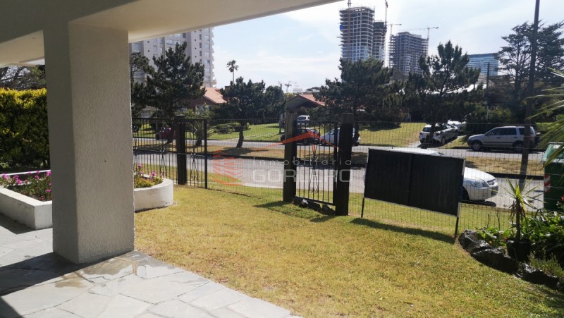 Casa de 4 dormitorios en venta y alquiler en Punta del Este, playa mansa, cerca del mar · Foto 7