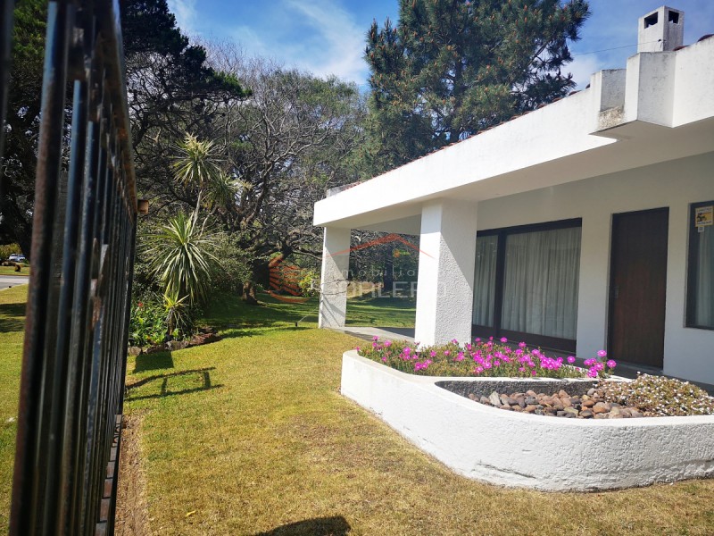 Casa de 4 dormitorios en venta y alquiler en Punta del Este, playa mansa, cerca del mar · Foto 6
