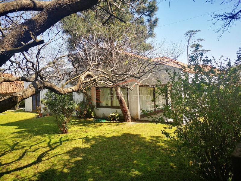 Casa de 4 dormitorios en venta y alquiler en Punta del Este, playa mansa, cerca del mar · Foto 1