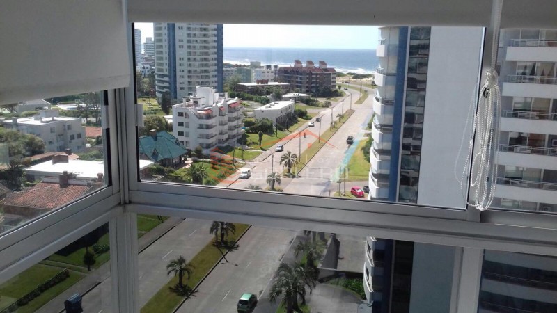 Apartamento en Alquiler en Punta del Este, a poca distancia de la playa brava, piso alto · Foto 3