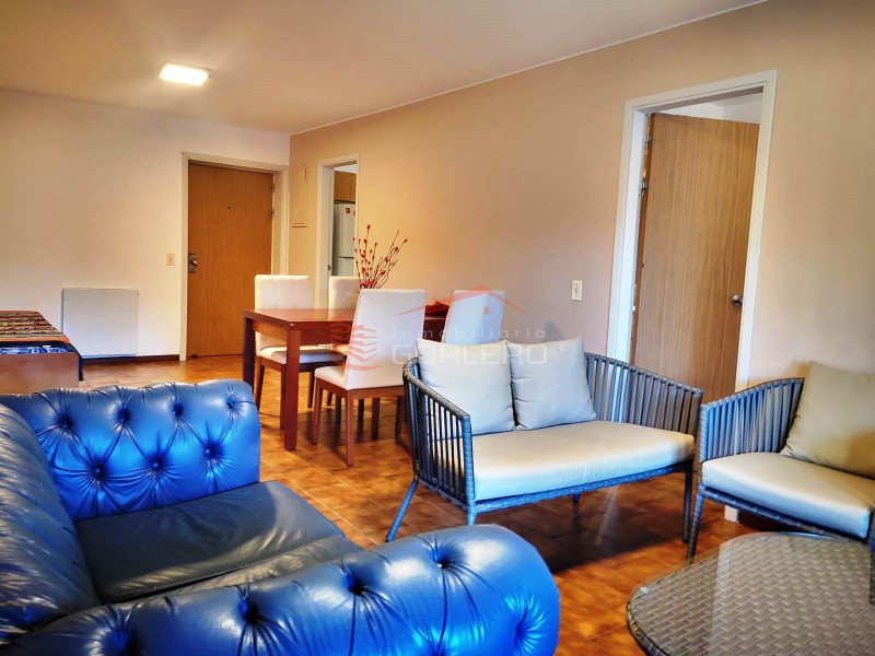 Apartamento en Punta del Este, Península frente a la playa mansa y a metros de la brava, con terraza y parrillero propio · Foto 1
