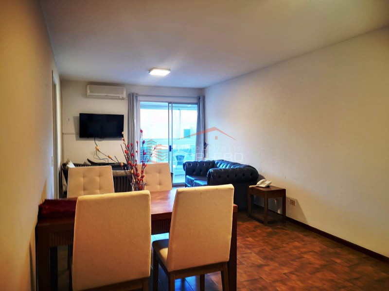 Apartamento en Punta del Este, Península frente a la playa mansa y a metros de la brava, con terraza y parrillero propio · Foto 6