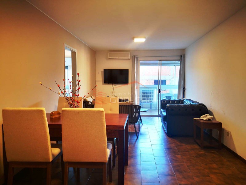 Apartamento en Punta del Este, Península frente a la playa mansa y a metros de la brava, con terraza y parrillero propio · Foto 8