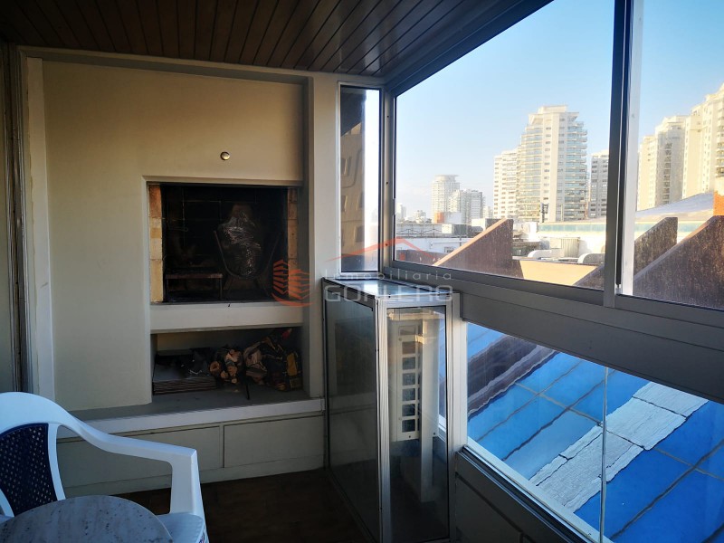 Apartamento en Punta del Este, Península frente a la playa mansa y a metros de la brava, con terraza y parrillero propio · Foto 3