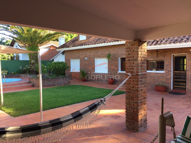 Casa en alquiler  en Punta del Este zona Cantegril con  8 dormitorios, piscina y parrillero · Foto 3