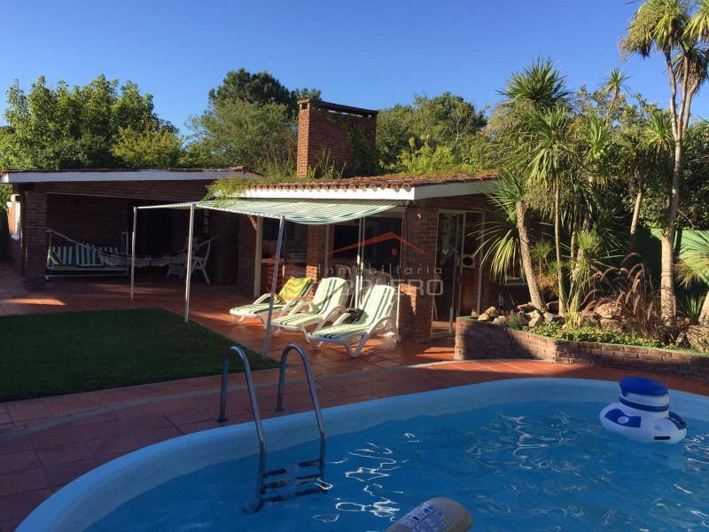 Casa en alquiler  en Punta del Este zona Cantegril con  8 dormitorios, piscina y parrillero · Foto 1