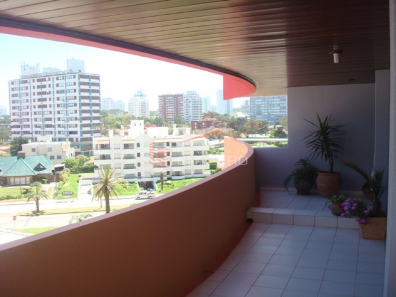 Apartamento en alquiler anual, Punta del Este, zona playa brava *1 dormitorios y medio