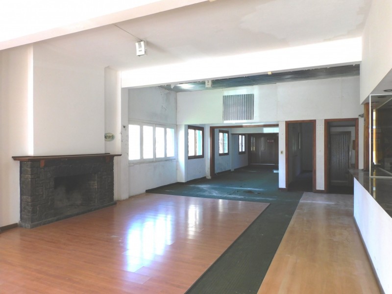 Venta y Alquiler de  Local Comercial en  Punta del Este, punto estratégico de Avda. Roosevelt. · Foto 7