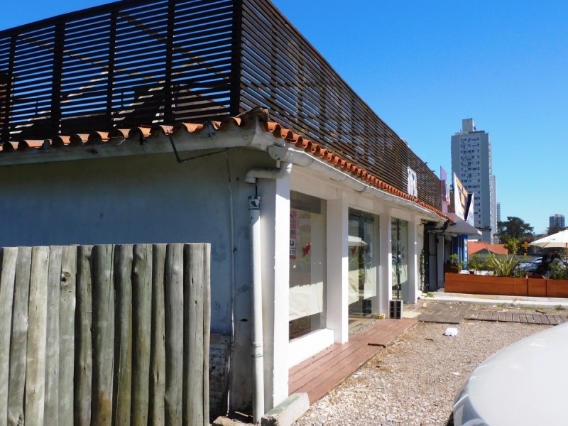 Venta y Alquiler de  Local Comercial en  Punta del Este, punto estratégico de Avda. Roosevelt. · Foto 5