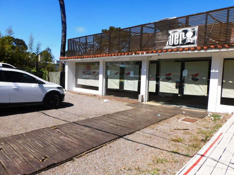 Venta y Alquiler de  Local Comercial en  Punta del Este, punto estratégico de Avda. Roosevelt. · Foto 6