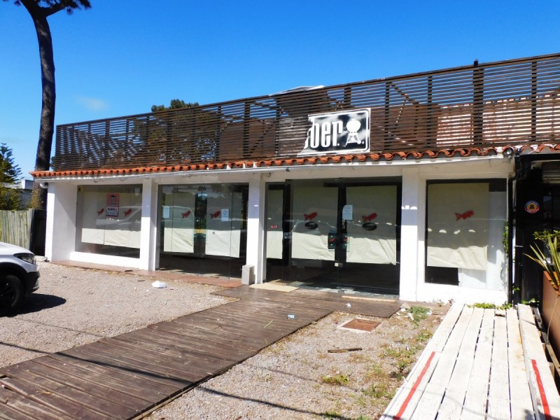 Venta y Alquiler de  Local Comercial en  Punta del Este, punto estratégico de Avda. Roosevelt. · Foto 4