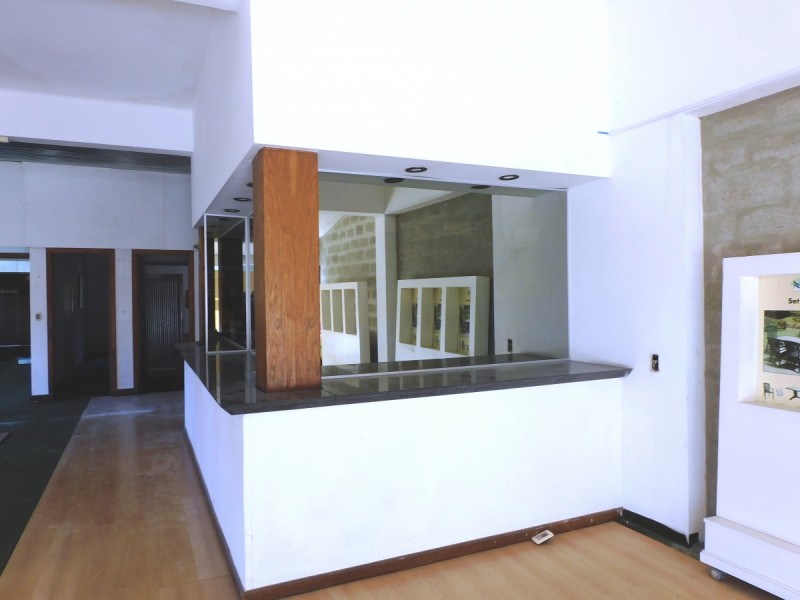Venta y Alquiler de  Local Comercial en  Punta del Este, punto estratégico de Avda. Roosevelt. · Foto 8