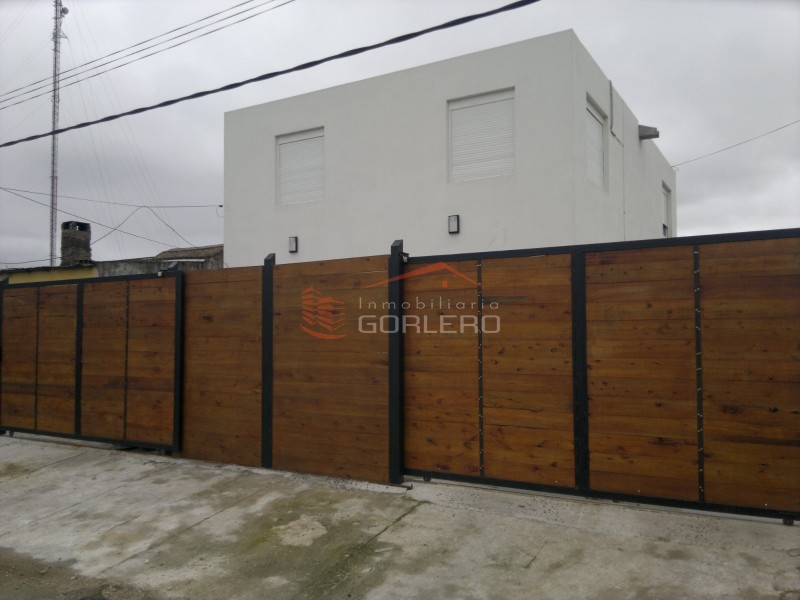 Casa dúplex PH en venta y alquiler anual, Maldonado - 2 dormitorios + 2 baños + Cochera
