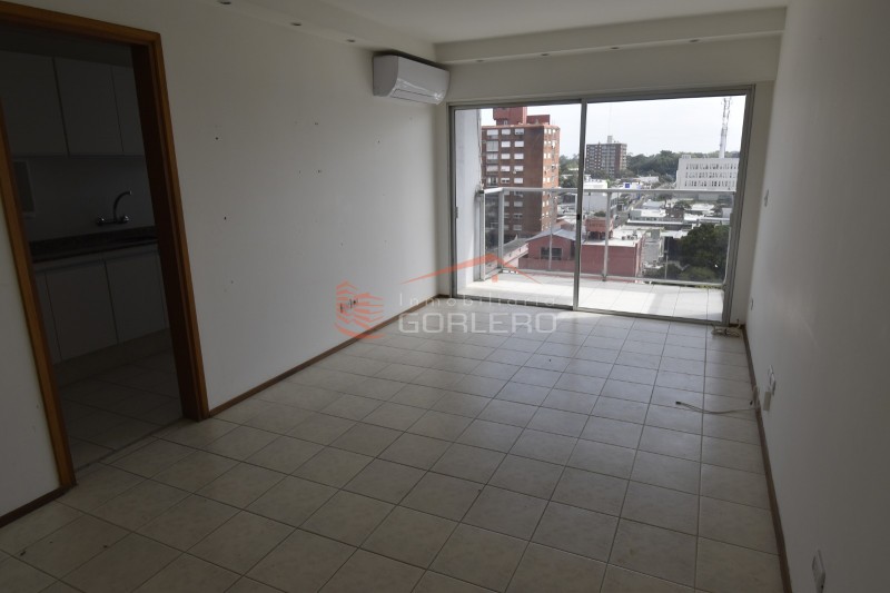 Apartamento espacioso y con terraza en alquiler anual- Centro de Maldonado · Foto 3