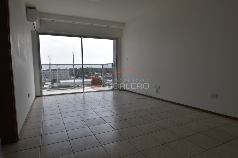 Apartamento espacioso y con terraza en alquiler anual- Centro de Maldonado · Foto 2