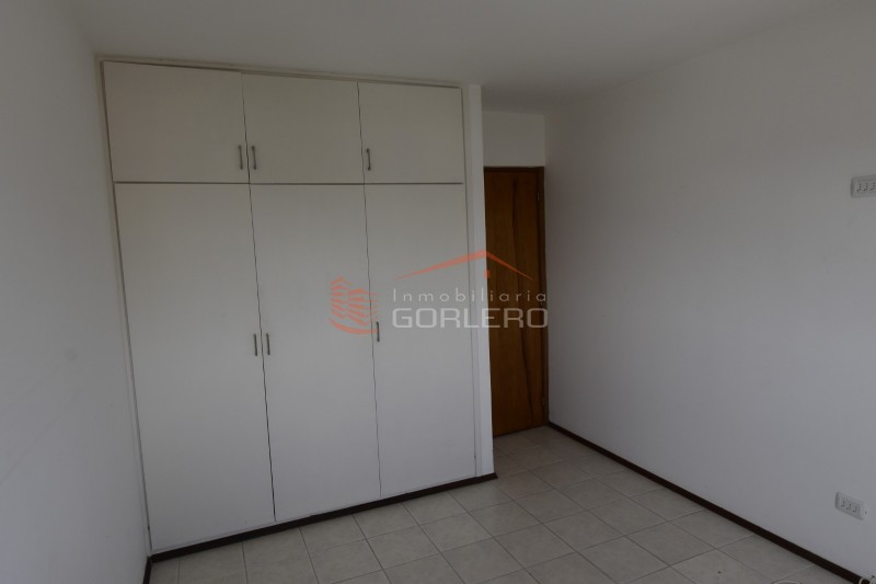 Apartamento espacioso y con terraza en alquiler anual- Centro de Maldonado · Foto 4