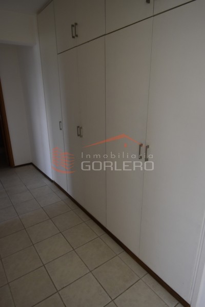 Apartamento espacioso y con terraza en alquiler anual- Centro de Maldonado · Foto 8