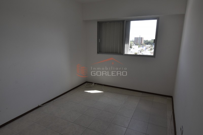 Apartamento espacioso y con terraza en alquiler anual- Centro de Maldonado · Foto 6
