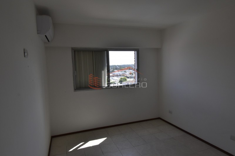 Apartamento espacioso y con terraza en alquiler anual- Centro de Maldonado · Foto 5
