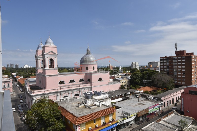 Apartamento espacioso y con terraza en alquiler anual- Centro de Maldonado · Foto 1