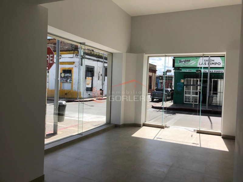 Local en venta y alquiler en Centro de Maldonado, esquina Comercial · Foto 3