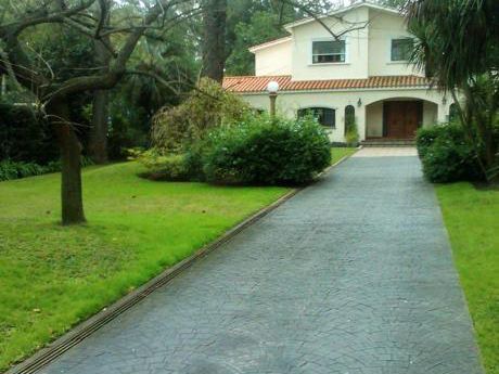 Hermosa Casa Con Todos Los Servicios Con Gran Parque Verde.