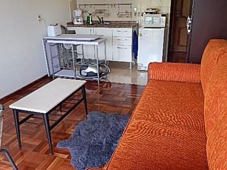 Monoambiente En Malvín A 2 Cuadras De La Playa