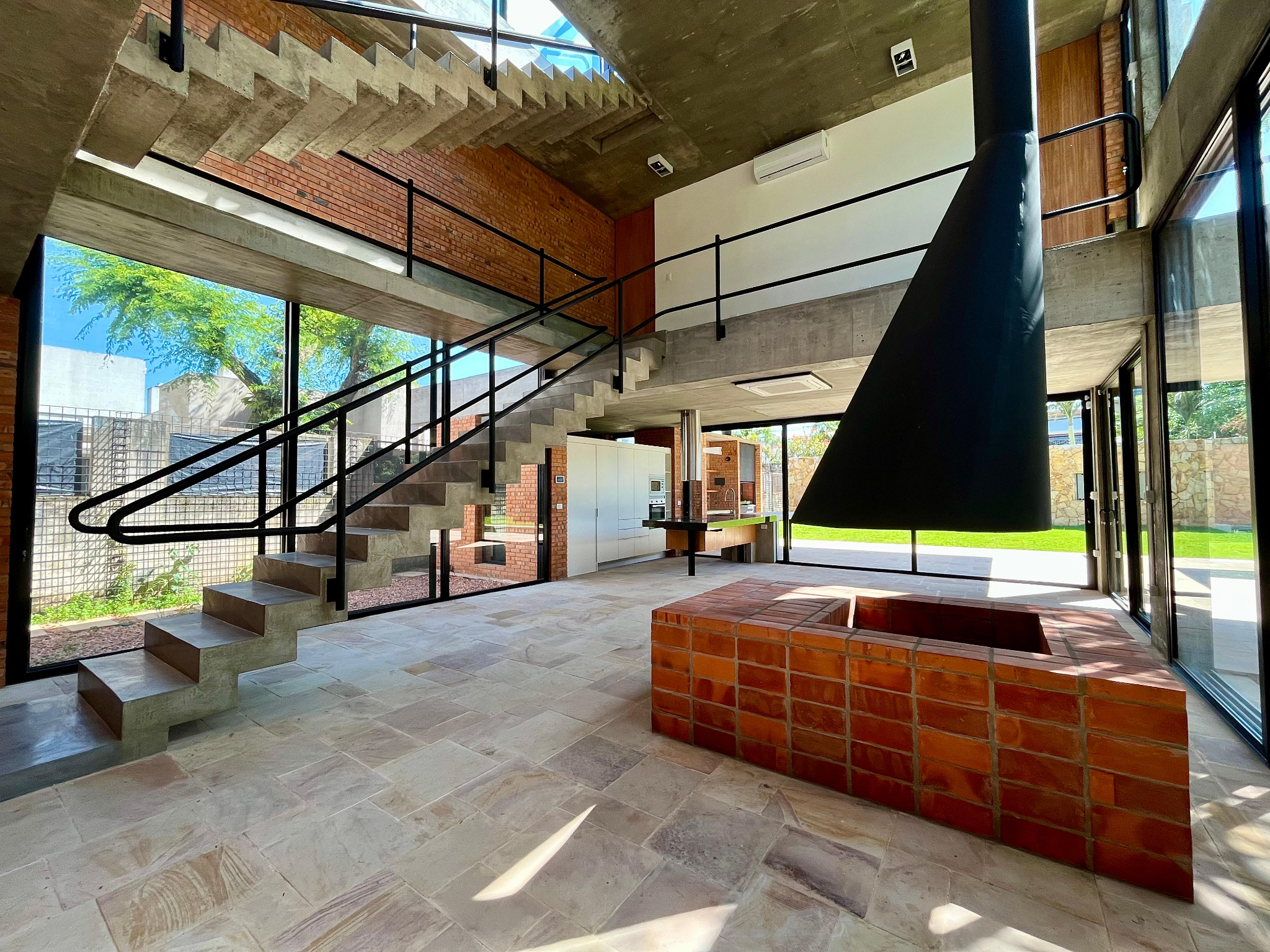 ALQUILO IMPONENTE CASA A ESTRENAR EN EL YACHT Y GOLF CLUB PARAGUAYO — foto 2