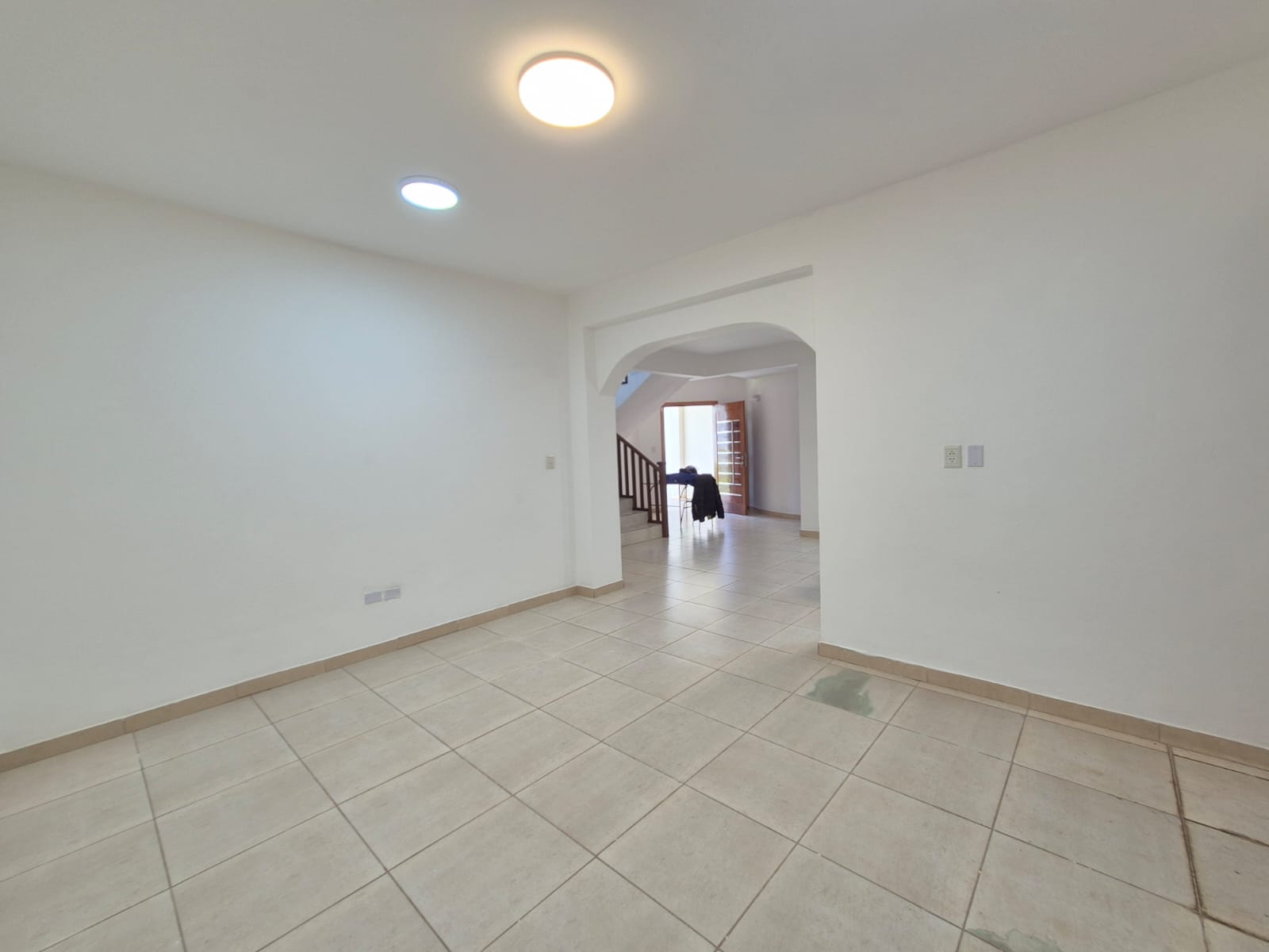 ALQUILER DE CASA ZONA MBURUCUYA, IDIAL PARA OFICINA — foto 3