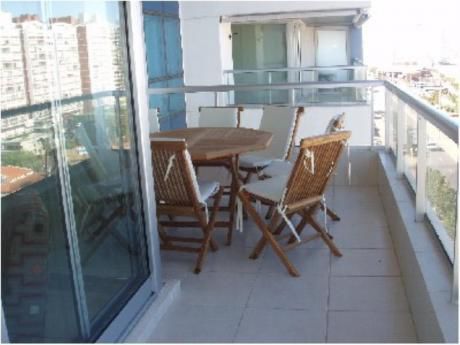 Apartamentos En Playa Mansa: Cro1050a
