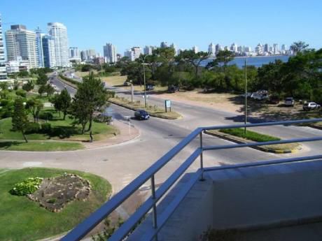 Apartamentos En Playa Mansa: Cro194a